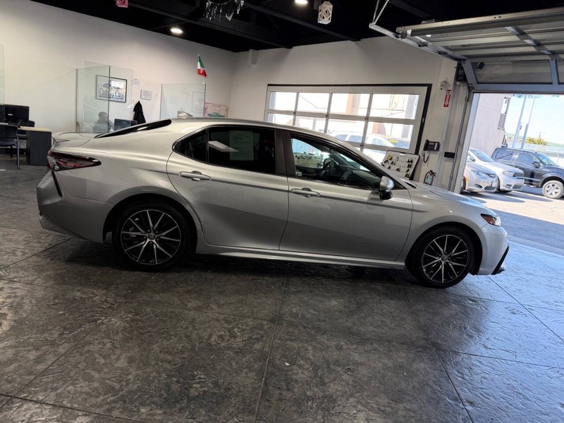 Toyota Camry Vehicle Full-screen Gallery Image 49