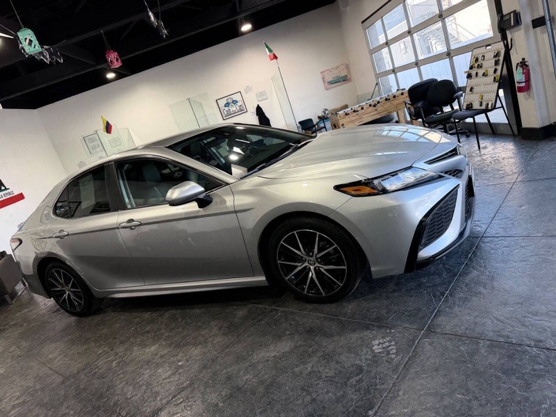Toyota Camry Vehicle Full-screen Gallery Image 50