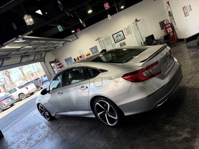 Honda Accord Hybrid Vehicle Full-screen Gallery Image 30
