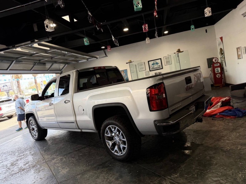 GMC Sierra 1500 Vehicle Full-screen Gallery Image 35