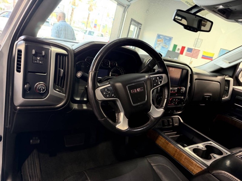 GMC Sierra 1500 Vehicle Full-screen Gallery Image 45