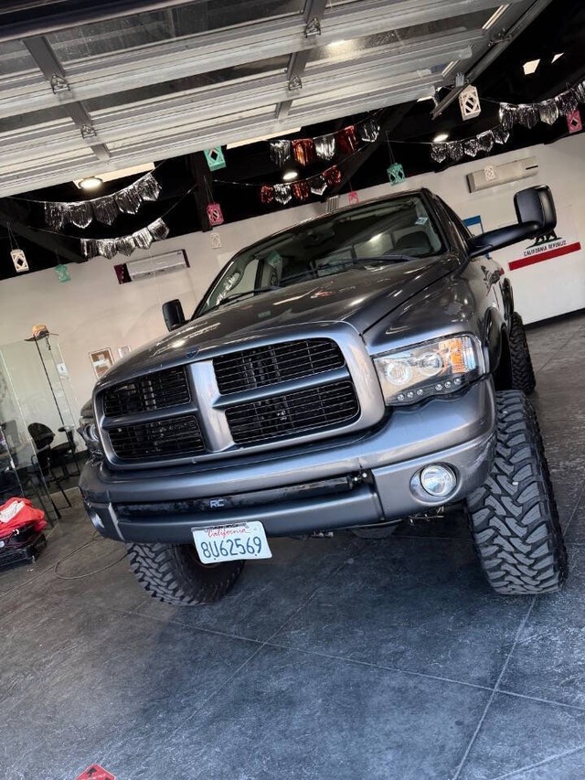 Dodge Ram 2500 Vehicle Full-screen Gallery Image 11