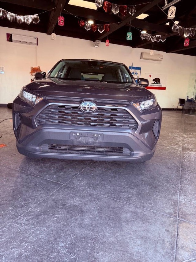 Toyota RAV4 Vehicle Full-screen Gallery Image 03