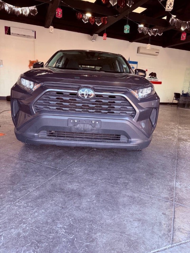 Toyota RAV4 Vehicle Full-screen Gallery Image 04