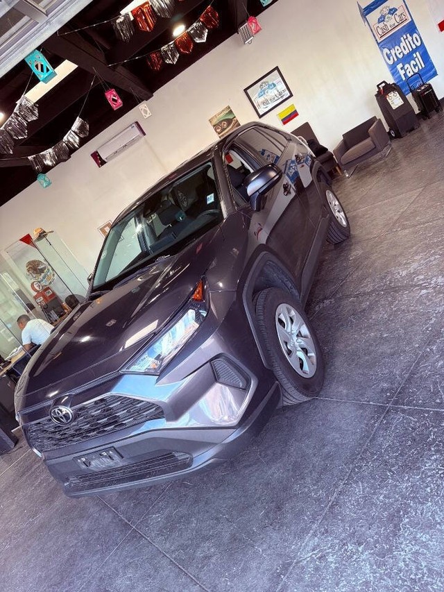 Toyota RAV4 Vehicle Full-screen Gallery Image 15