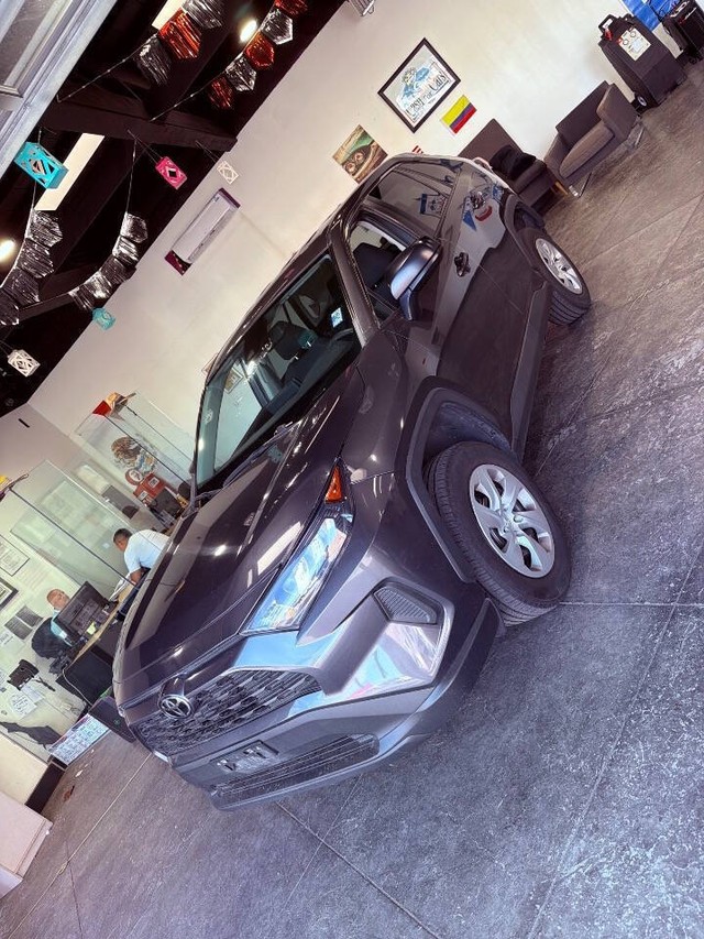 Toyota RAV4 Vehicle Full-screen Gallery Image 18