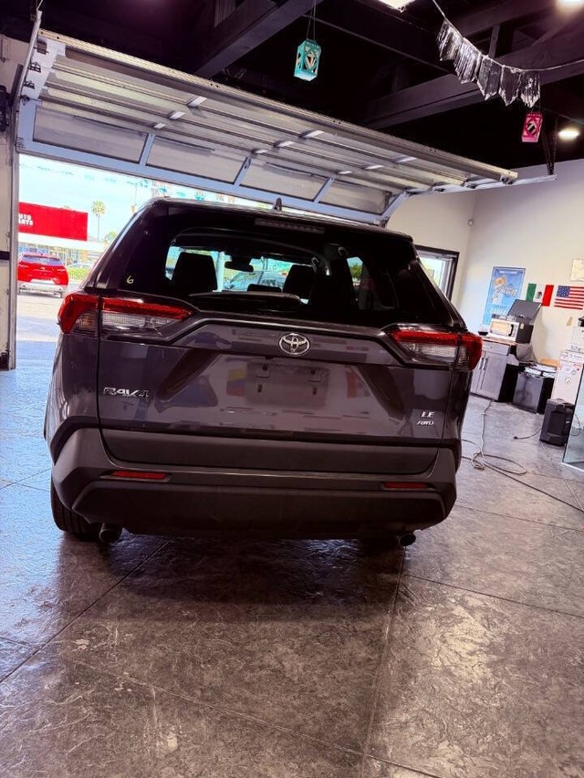 Toyota RAV4 Vehicle Full-screen Gallery Image 26