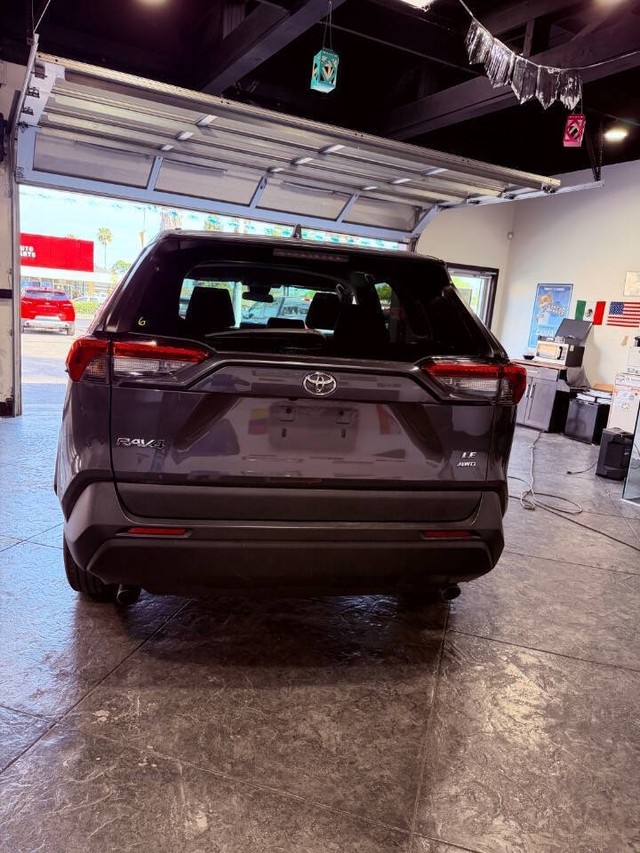 Toyota RAV4 Vehicle Full-screen Gallery Image 27