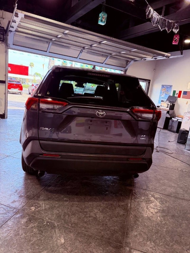 Toyota RAV4 Vehicle Full-screen Gallery Image 28