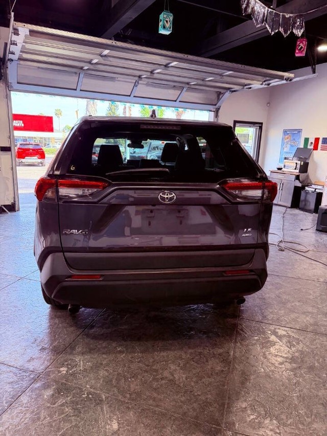 Toyota RAV4 Vehicle Full-screen Gallery Image 31