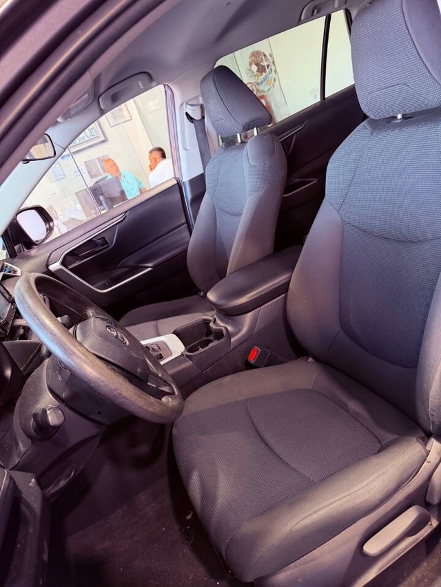 Toyota RAV4 Vehicle Full-screen Gallery Image 48