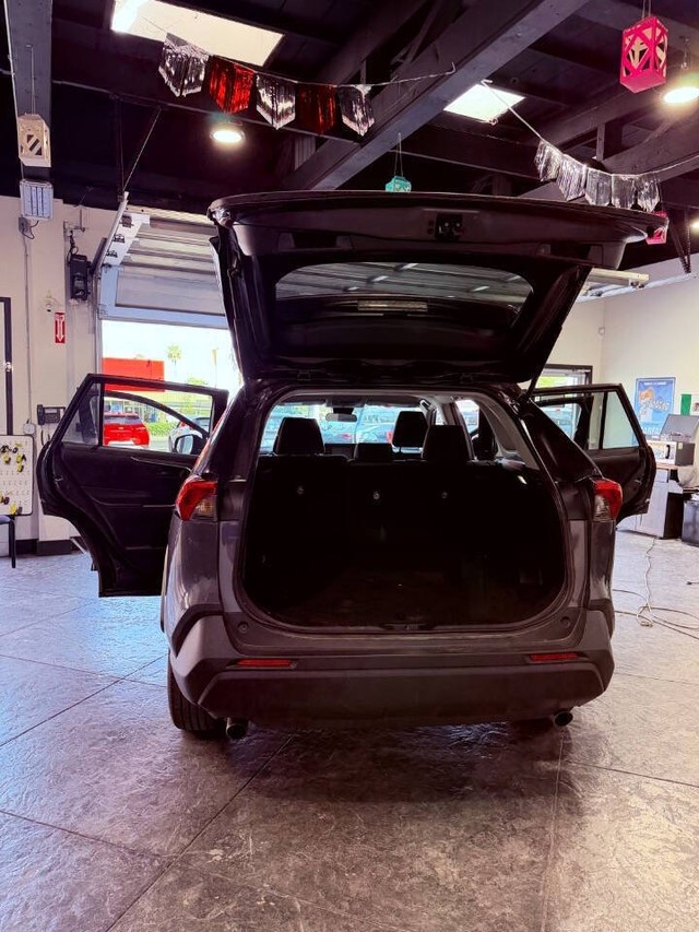 Toyota RAV4 Vehicle Full-screen Gallery Image 50