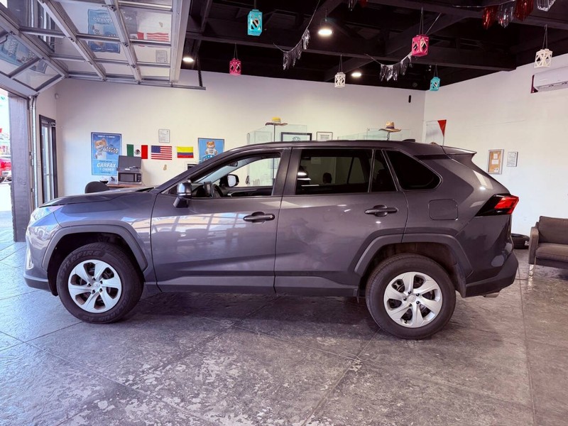 Toyota RAV4 Vehicle Full-screen Gallery Image 21