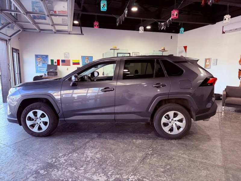 Toyota RAV4 Vehicle Full-screen Gallery Image 22