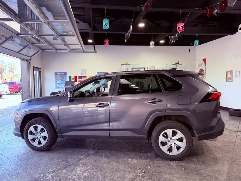 Toyota RAV4 Vehicle Full-screen Gallery Image 23