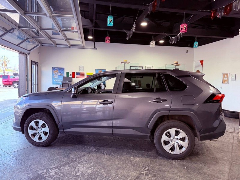 Toyota RAV4 Vehicle Full-screen Gallery Image 24