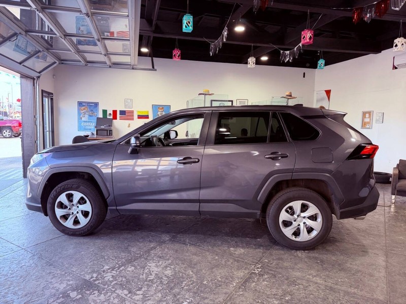 Toyota RAV4 Vehicle Full-screen Gallery Image 25