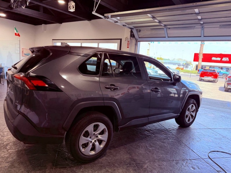 Toyota RAV4 Vehicle Full-screen Gallery Image 29