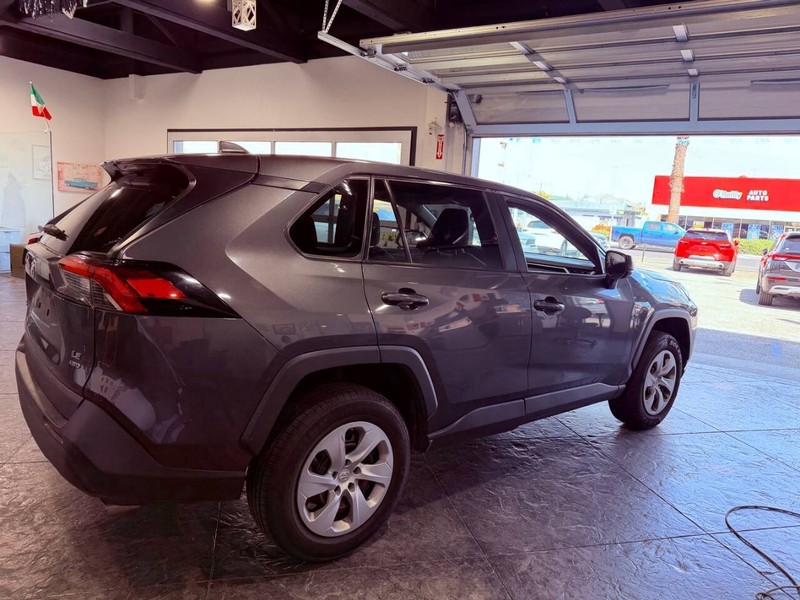 Toyota RAV4 Vehicle Full-screen Gallery Image 30