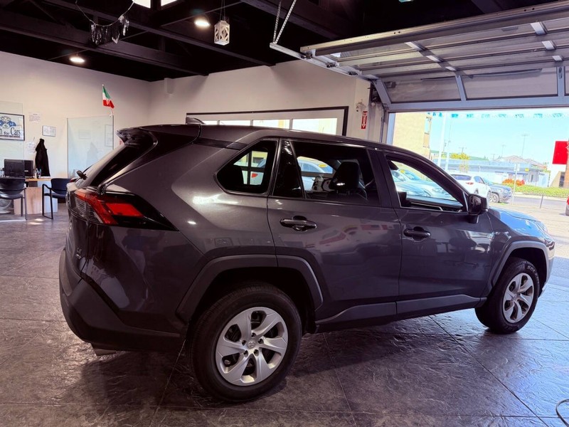 Toyota RAV4 Vehicle Full-screen Gallery Image 32