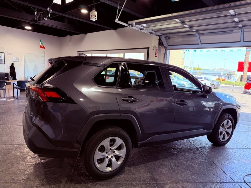 Toyota RAV4 Vehicle Full-screen Gallery Image 33