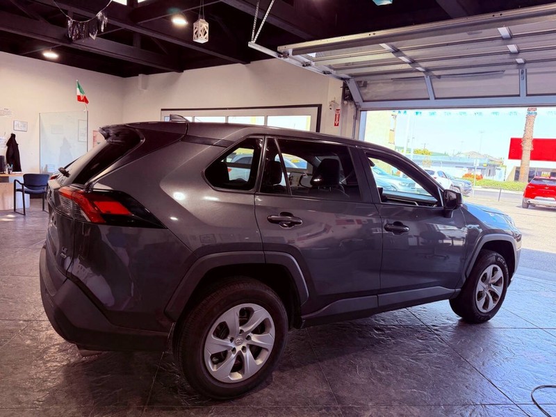 Toyota RAV4 Vehicle Full-screen Gallery Image 34