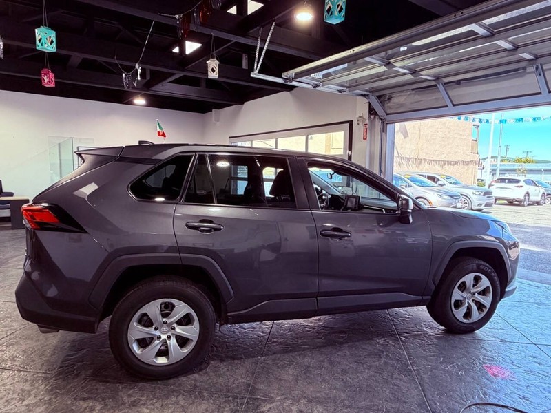 Toyota RAV4 Vehicle Full-screen Gallery Image 35