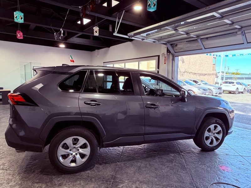 Toyota RAV4 Vehicle Full-screen Gallery Image 36
