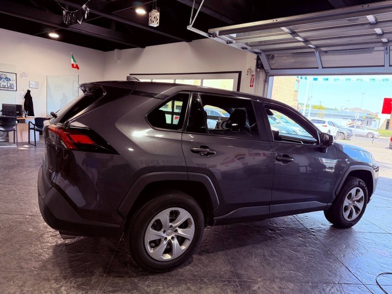 Toyota RAV4 Vehicle Full-screen Gallery Image 37