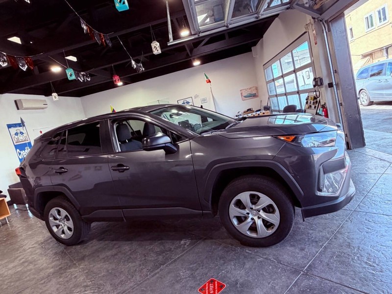 Toyota RAV4 Vehicle Full-screen Gallery Image 38
