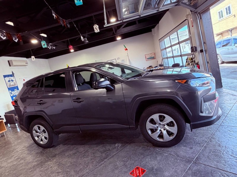 Toyota RAV4 Vehicle Full-screen Gallery Image 39