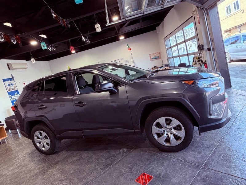 Toyota RAV4 Vehicle Full-screen Gallery Image 40
