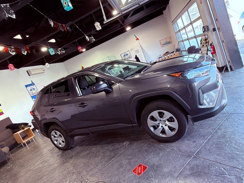 Toyota RAV4 Vehicle Full-screen Gallery Image 41