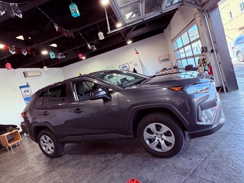 Toyota RAV4 Vehicle Full-screen Gallery Image 42