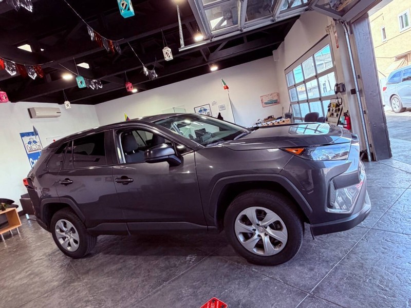 Toyota RAV4 Vehicle Full-screen Gallery Image 43