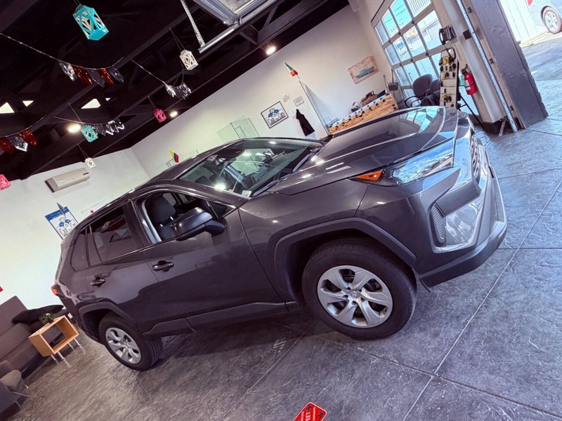 Toyota RAV4 Vehicle Full-screen Gallery Image 45