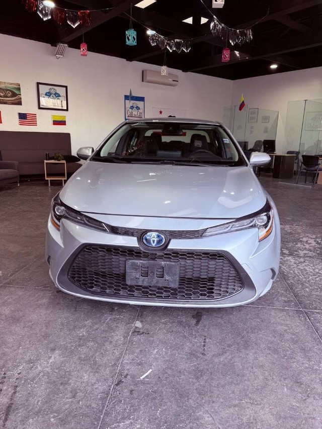 Toyota Corolla Hybrid Vehicle Full-screen Gallery Image 03