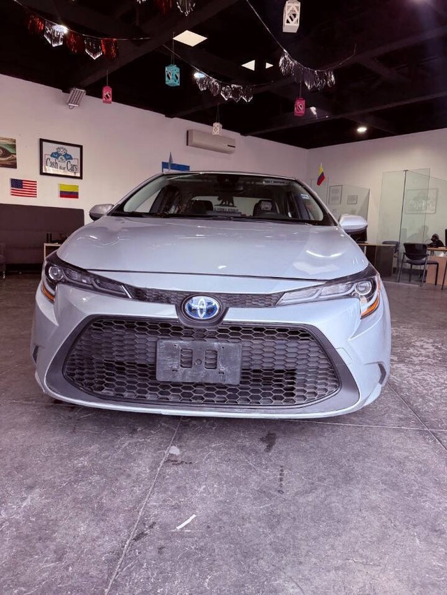 Toyota Corolla Hybrid Vehicle Full-screen Gallery Image 06