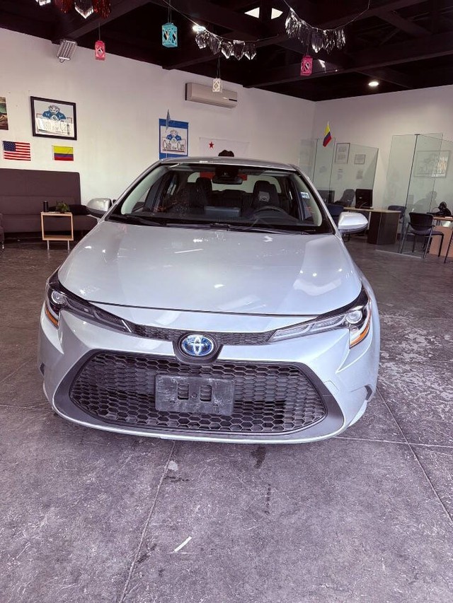 Toyota Corolla Hybrid Vehicle Full-screen Gallery Image 08