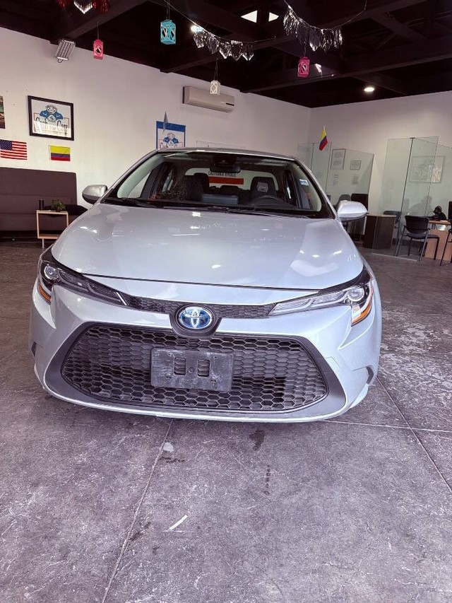 Toyota Corolla Hybrid Vehicle Full-screen Gallery Image 09