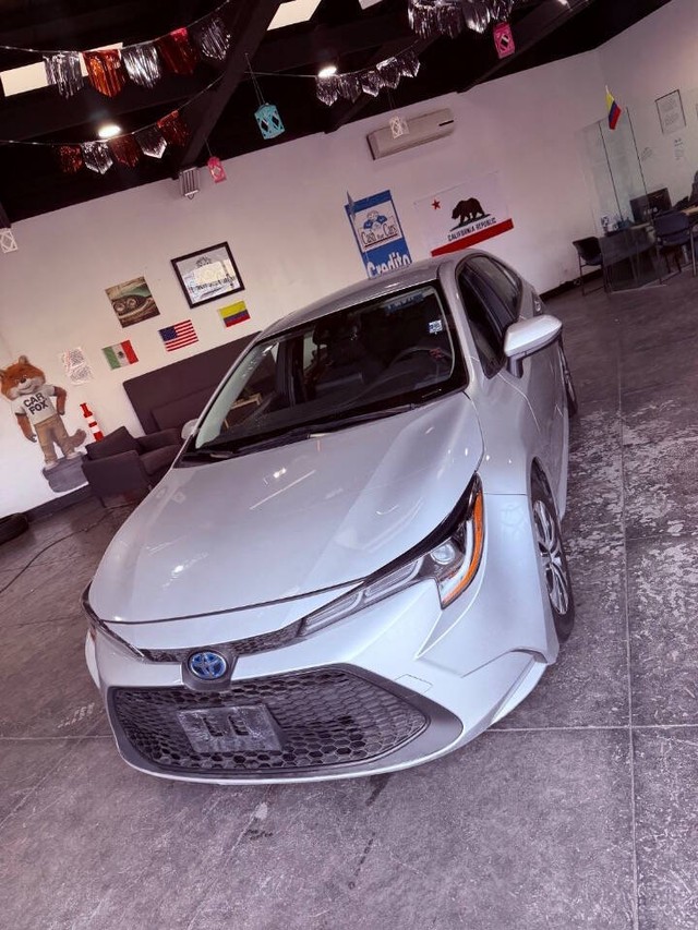 Toyota Corolla Hybrid Vehicle Full-screen Gallery Image 14