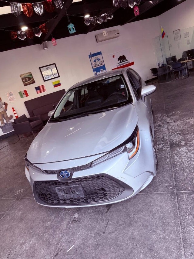 Toyota Corolla Hybrid Vehicle Full-screen Gallery Image 15