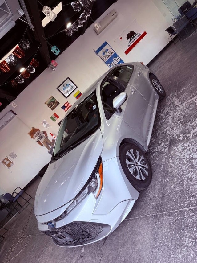 Toyota Corolla Hybrid Vehicle Full-screen Gallery Image 16