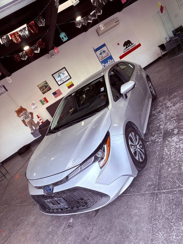 Toyota Corolla Hybrid Vehicle Full-screen Gallery Image 17