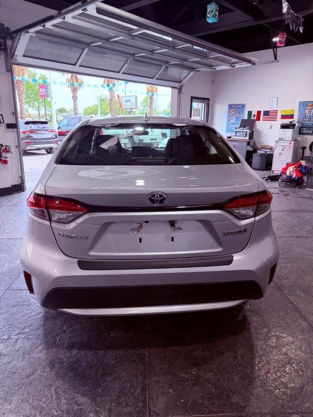 Toyota Corolla Hybrid Vehicle Full-screen Gallery Image 36