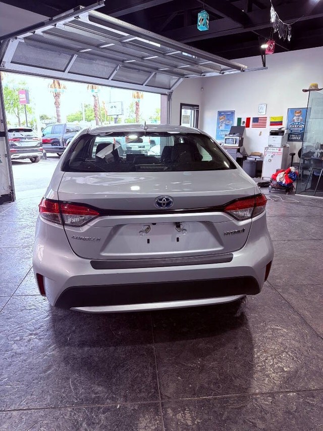 Toyota Corolla Hybrid Vehicle Full-screen Gallery Image 38