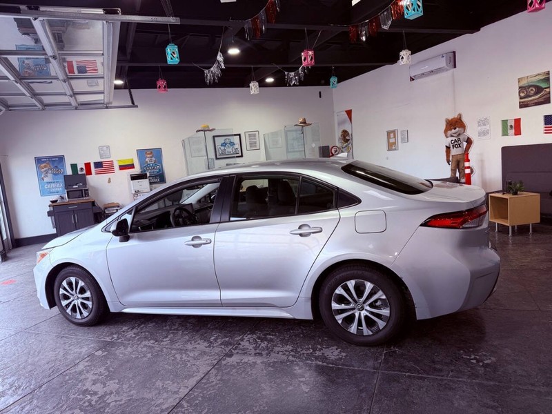 Toyota Corolla Hybrid Vehicle Full-screen Gallery Image 18