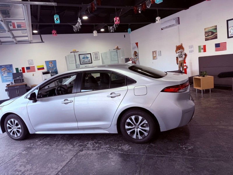 Toyota Corolla Hybrid Vehicle Full-screen Gallery Image 19