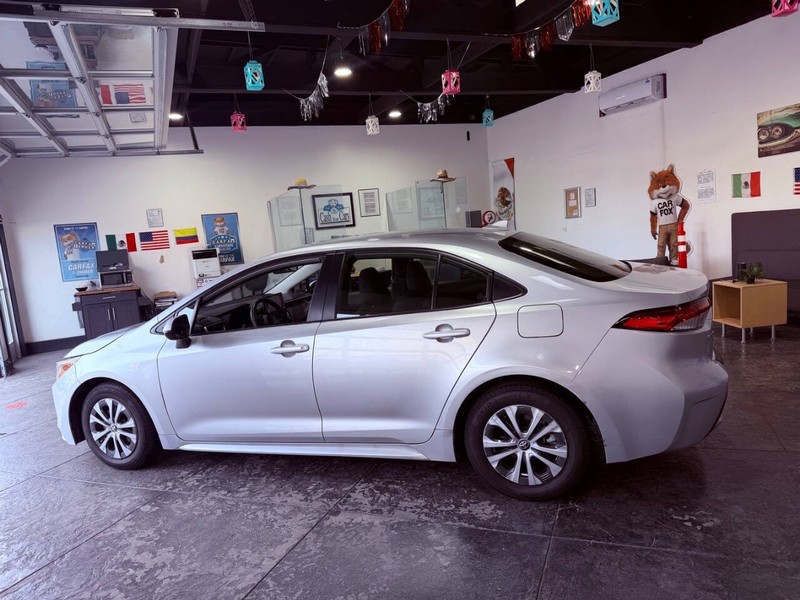 Toyota Corolla Hybrid Vehicle Full-screen Gallery Image 23