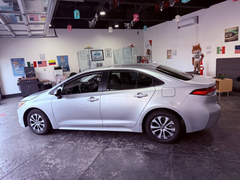 Toyota Corolla Hybrid Vehicle Full-screen Gallery Image 24